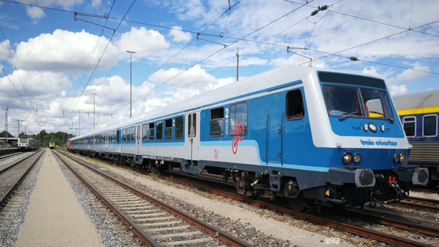 Ein Zug des Verkehrsunternehmens Traincharter auf den Gleisen stehend