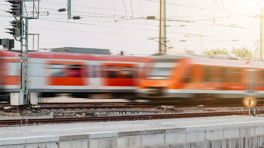 Zwei rot-weiße Züge fahren aneinander vorher