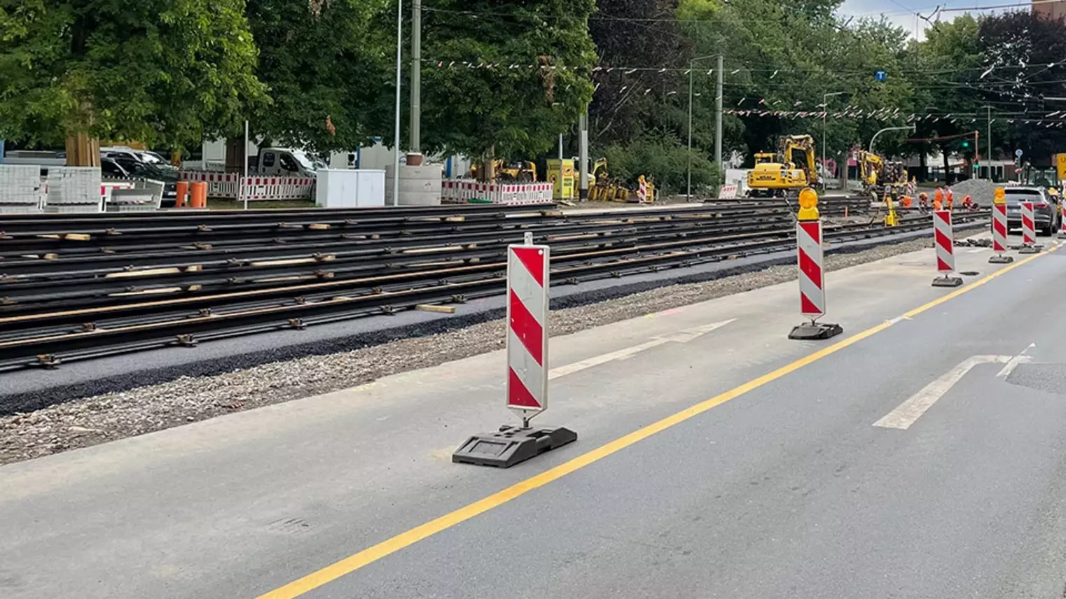 Neubau Haltestelle Brückelstraße: Blick auf die Baustelle mit mehreren aufeinandergestapelten neuen Gleisen