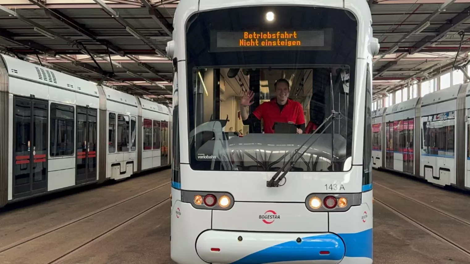 VRR-Mitarbeiter Robert Nieberg winkt aus einer Straßenbahn