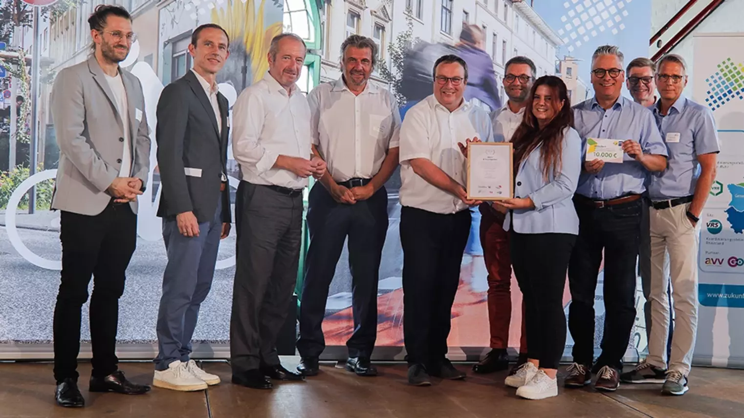 Vertreter*innen der Stadt Herne mit NRW-Verkehrsminister Oliver Krischer und VRR-Vorstandssprecher Oliver Wittke