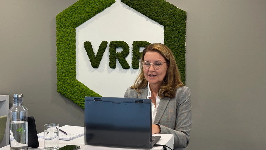 VRR-Marketingleiterin Simone Mathea-Schönfeld im Live-Chat mit Kundinnen und Kunden