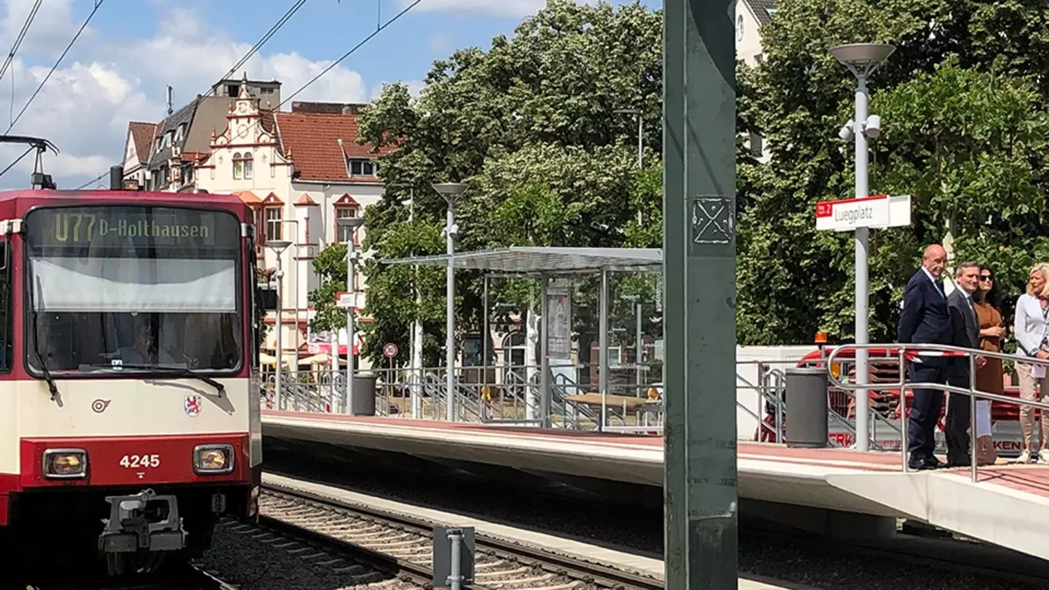 Die neu umgebaute Haltestelle "Luegplatz"  mit der U-Bahn 77 im Vordergrund