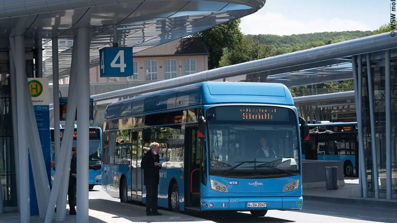 Ein Wasserstoffbus steht in Wuppertal an einer Bushaltestelle