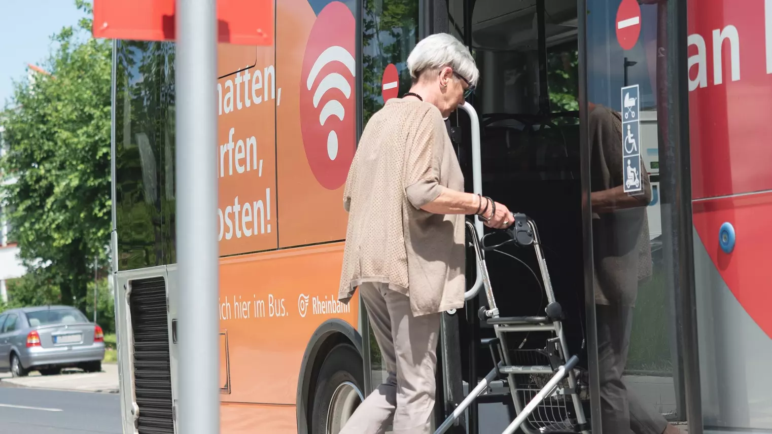 Eine Frau steig in einen Bus