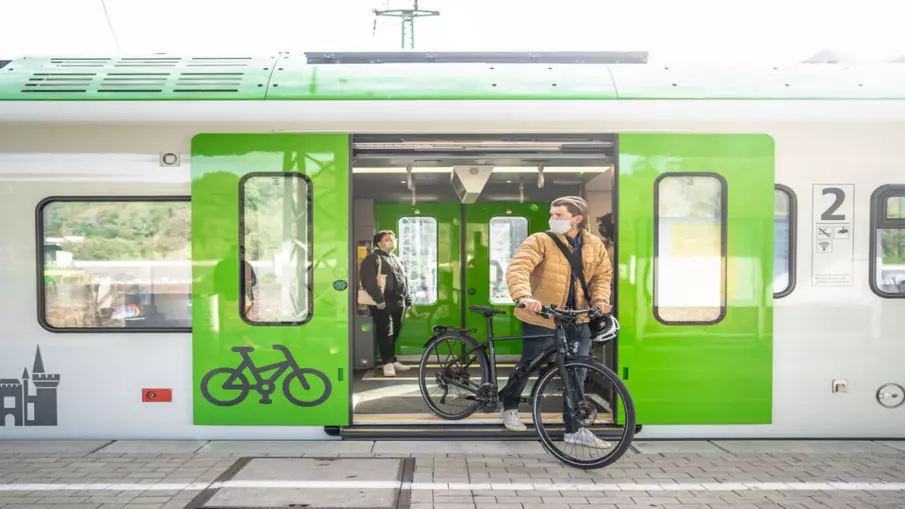 [Translate to English:] Ein Mann steigt aus der S-Bahn Rhein-Ruhr