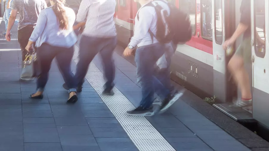 Mehrere Fahrgäste verlassen eine S-Bahn