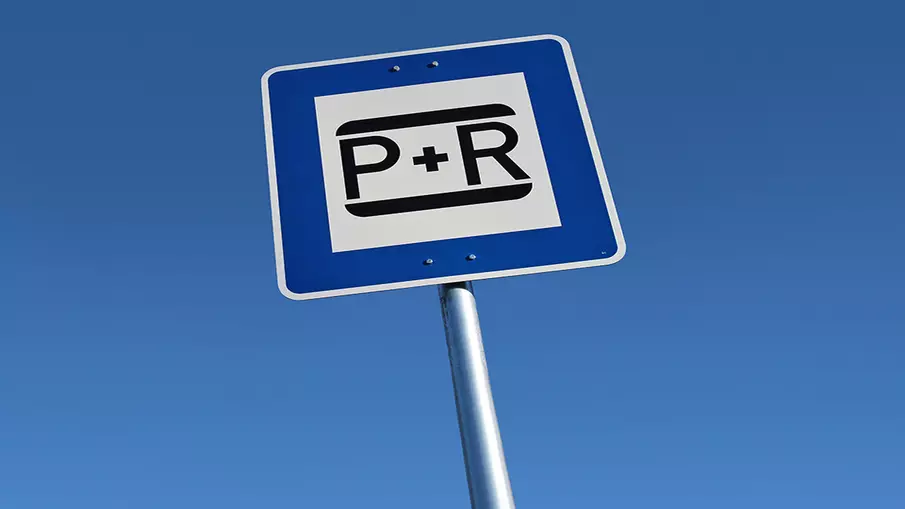 Ein Hinweisschild für einen Park und Ride Parkplatz