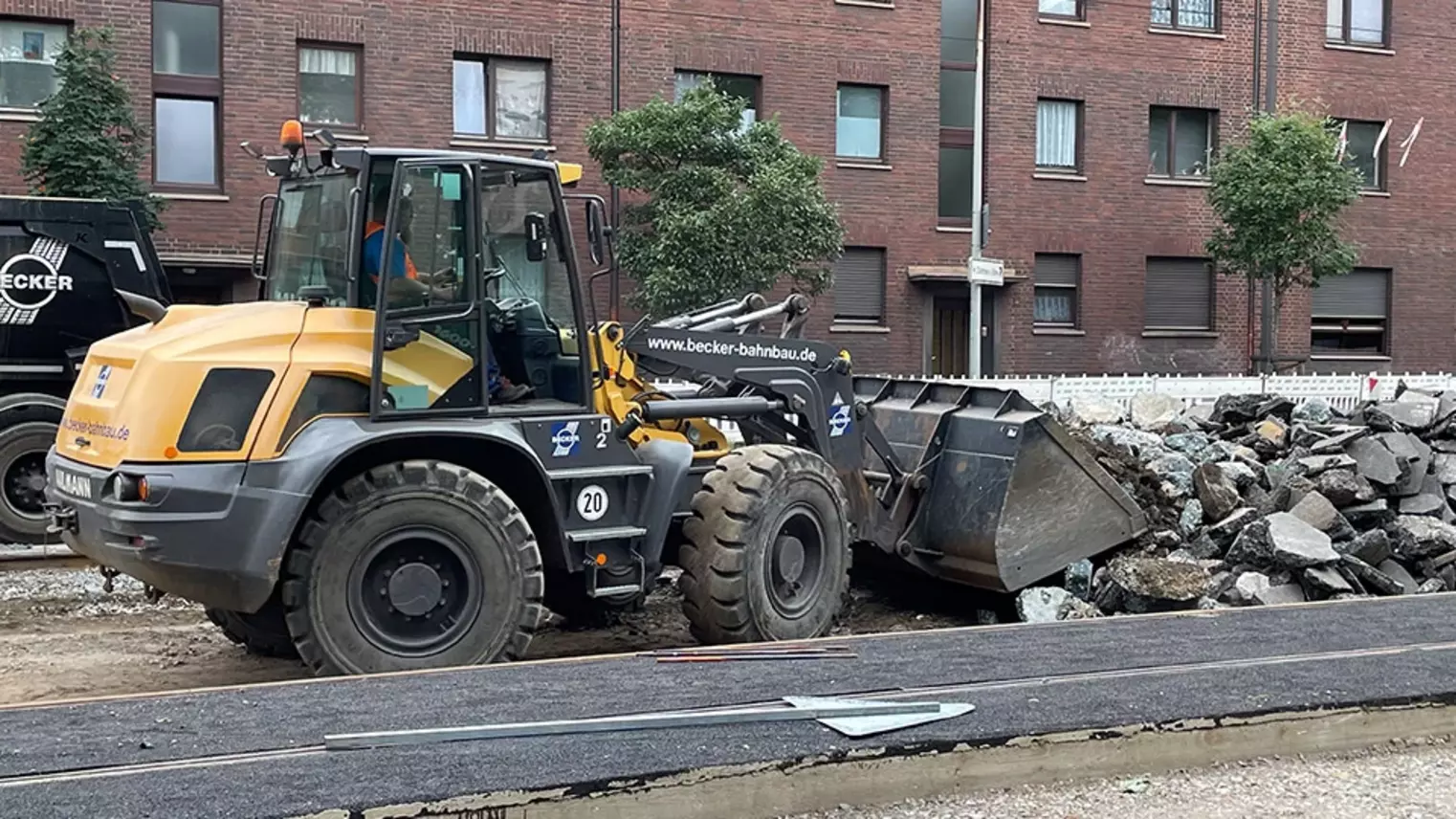 Neubau Haltestelle Brückelstraße: Ein Radlader nimmt mit seiner Schaufel Bauschutt auf