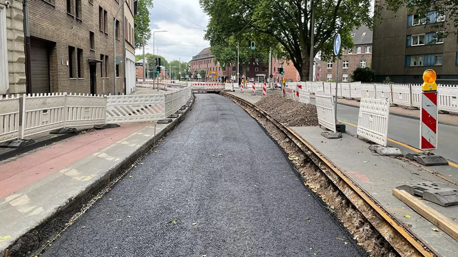 Neubau Haltestelle Brückelstraße: Blick auf einen neu asphaltierten Straßenabschnitt