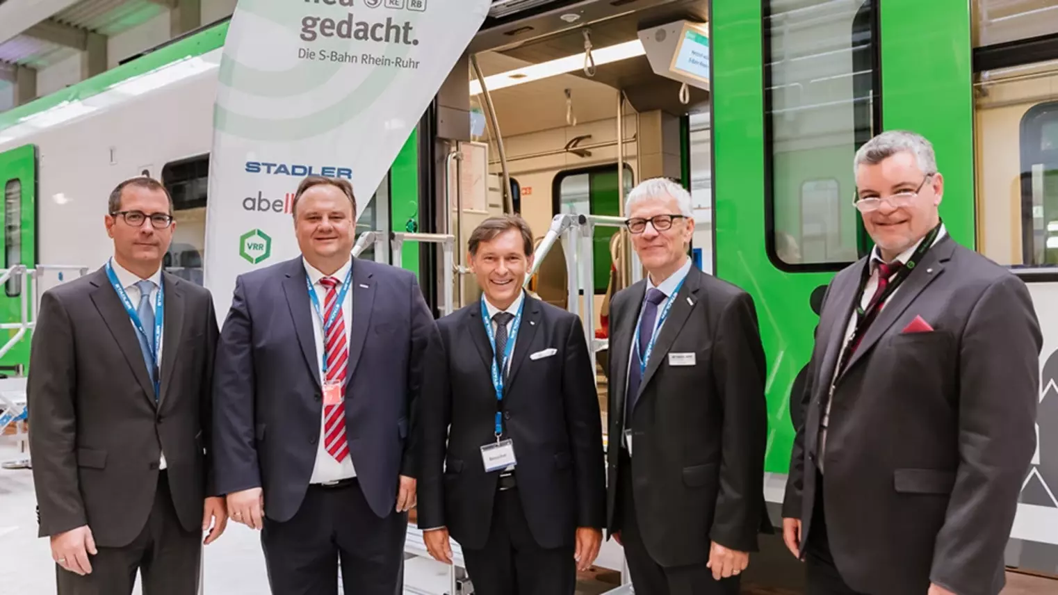 Gruppenbild der Geschäftsführer und Vorstandssprecher der beteiligten Projektpartner zusammen dem Oberbürgermeister der Stadt Herne