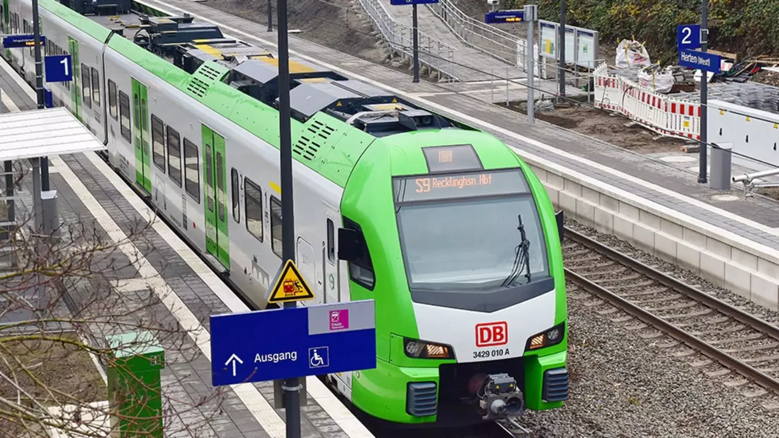 Blick auf den Bahnhof Herten mit einem Zug der S9 am Bahnsteig