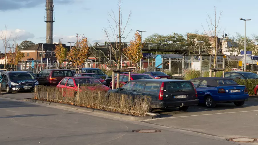 Mehrere parkende Autos auf einem Park und Ride Parkplatz