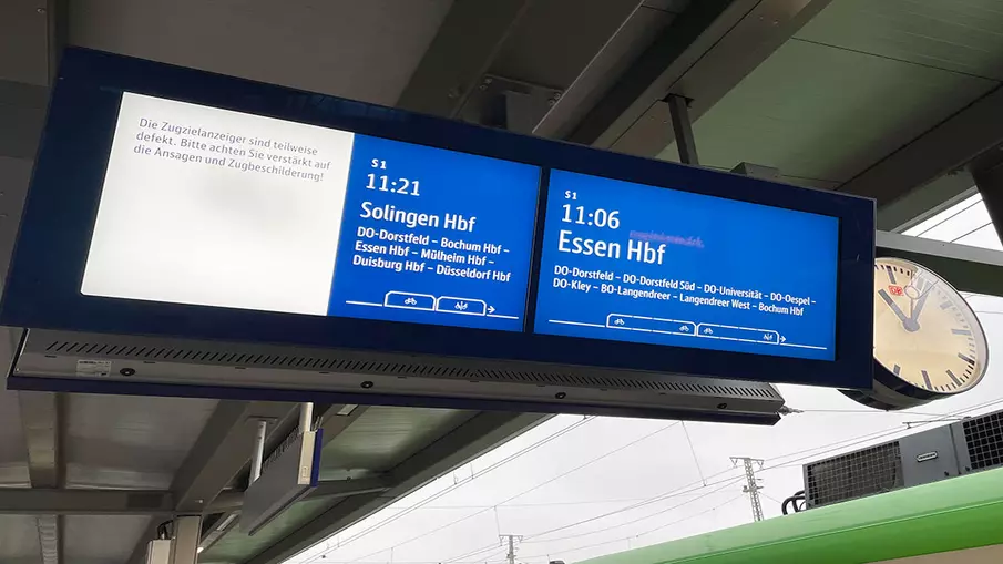 Fahrgastinformationsanzeiger mit Informationen zu zwei Zugverbindungen