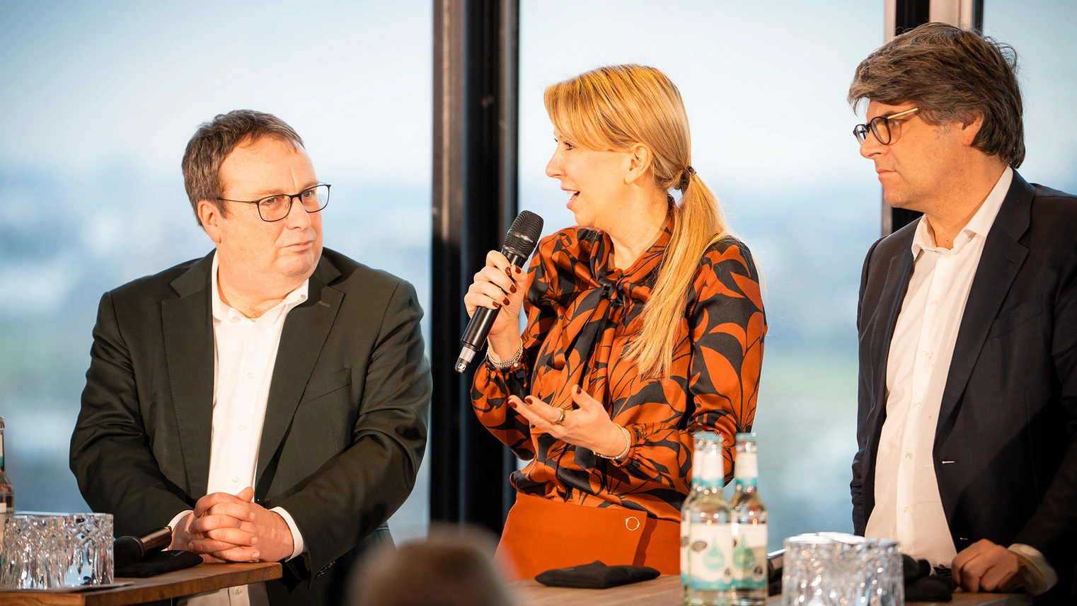 Branchenevent VRR-Tariffrühling: NRW-Verkehrsminister Oliver Krischer, Rheinbahn-Vorstandssprecherin Annette Grabbe, VDV-Hauptgeschäftsführer Oliver Wolff