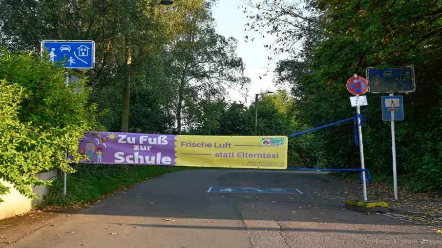 Ein Schild "zu Fuß zur Schule"