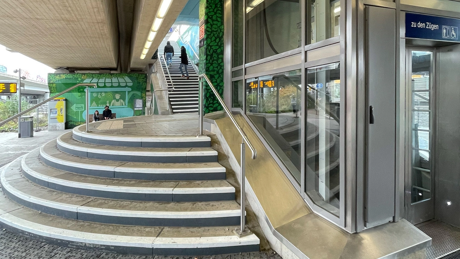 Blick auf eine Treppe und einen Aufzug zu einem Bahnsteig