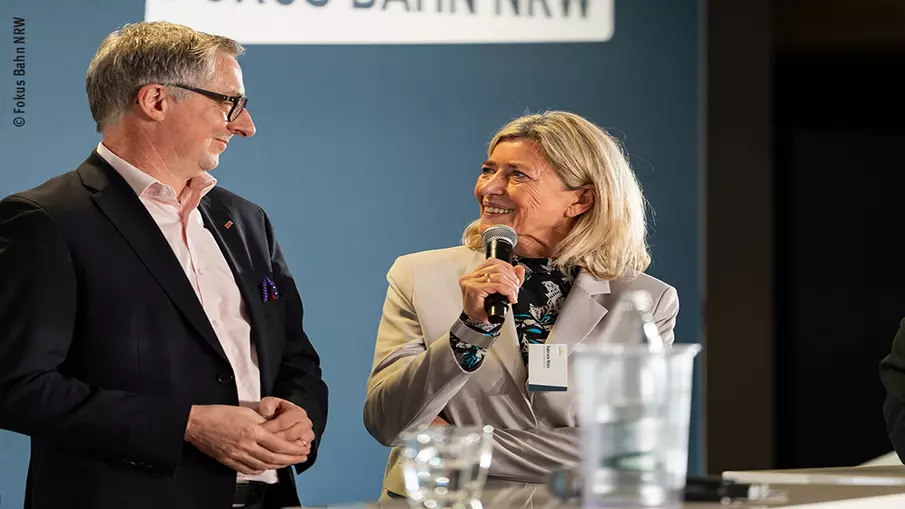 VRR-Vorstandssprecherin Gabriele Matz (rechts) und Ulrich Jaeger, Vorsitzender der Landesgruppe NRW im Verband Deutscher Verkehrsunternehmen (VDV)