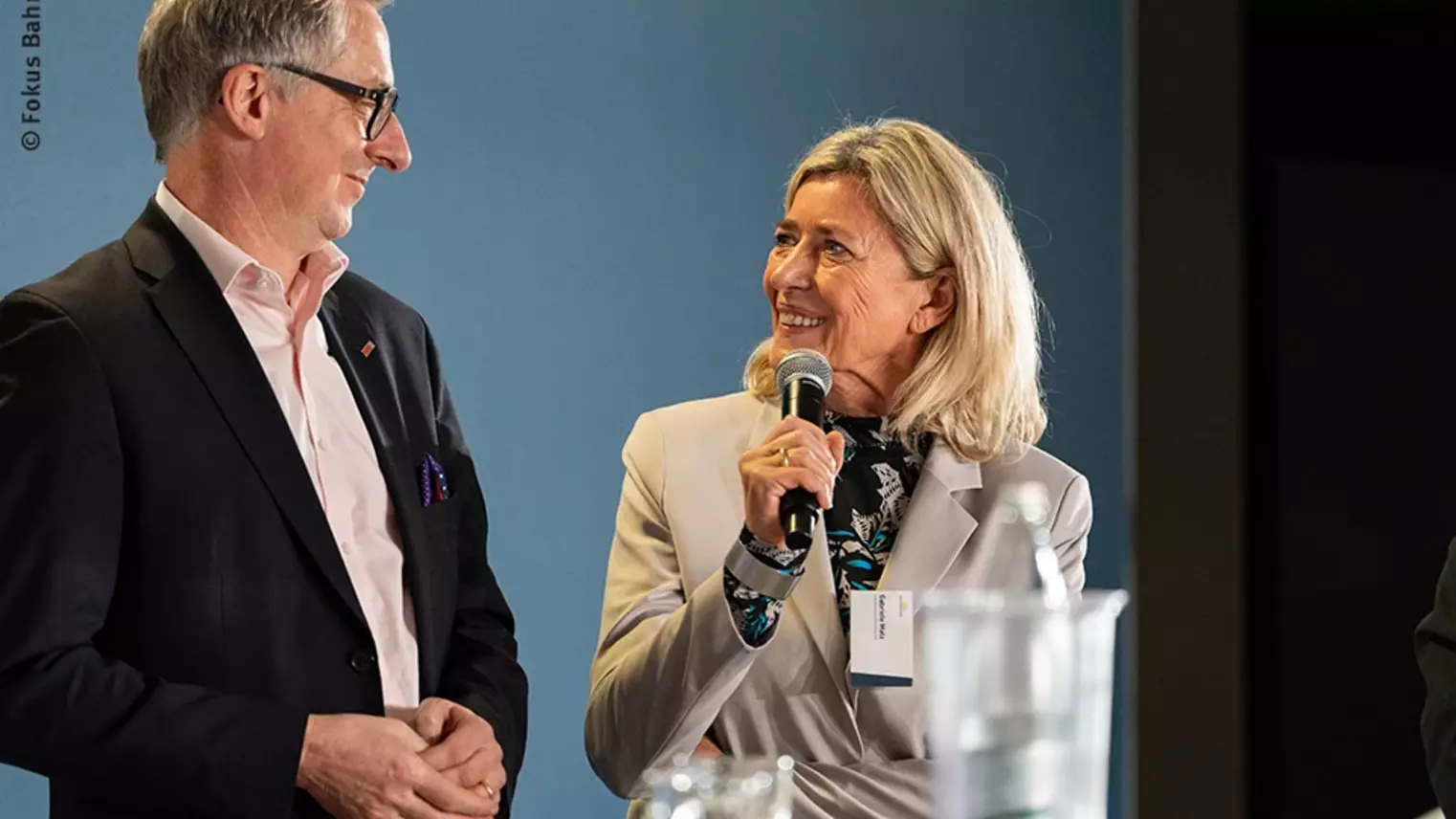 VRR-Vorstandssprecherin Gabriele Matz (rechts) und Ulrich Jaeger, Vorsitzender der Landesgruppe NRW im Verband Deutscher Verkehrsunternehmen (VDV)