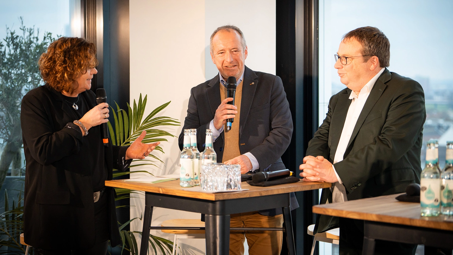 Branchenevent VRR-Tariffrühling: Moderatorin Steffi Neu mit VRR-Vorstandssprecher Oliver Wittke und NRW-Verkehrsminister Oliver Krischer