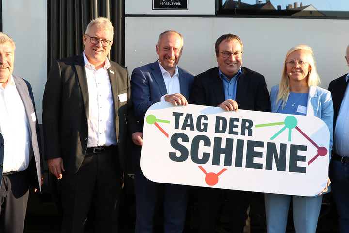 Zentrale Eröffnungsfeier zum Tag der Schiene 2024: Gruppenbild der Teilnehmenden um NRW-Verkehrsminister Oliver Krischer und VRR-Vorstandssprecher Oliver Wittke