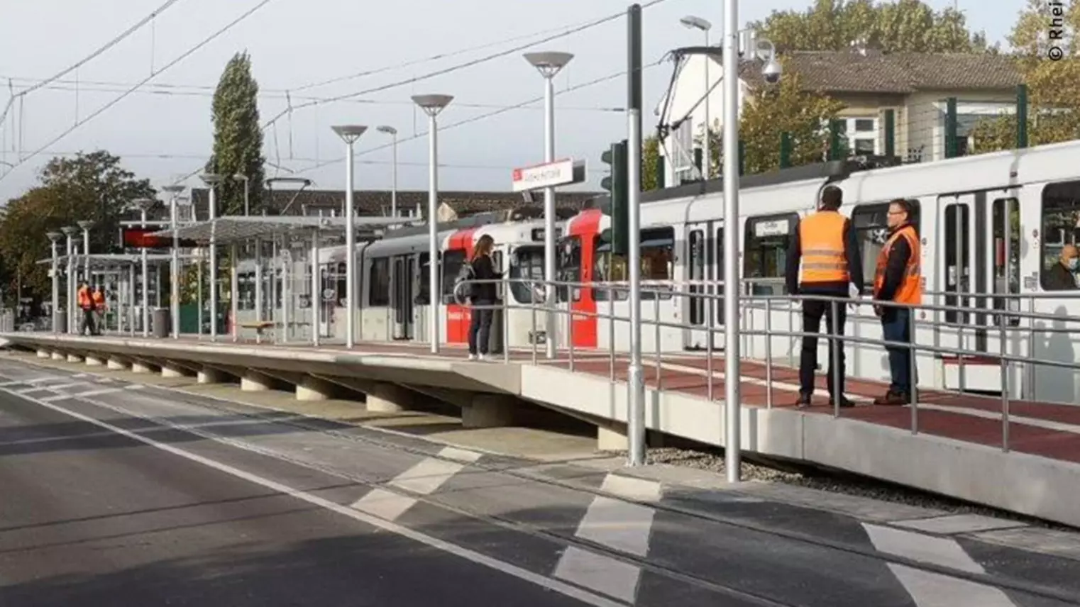 Blick auf die barrierefrei ausgebaute Haltestelle "Aldekerkstraße" in Düsseldorf