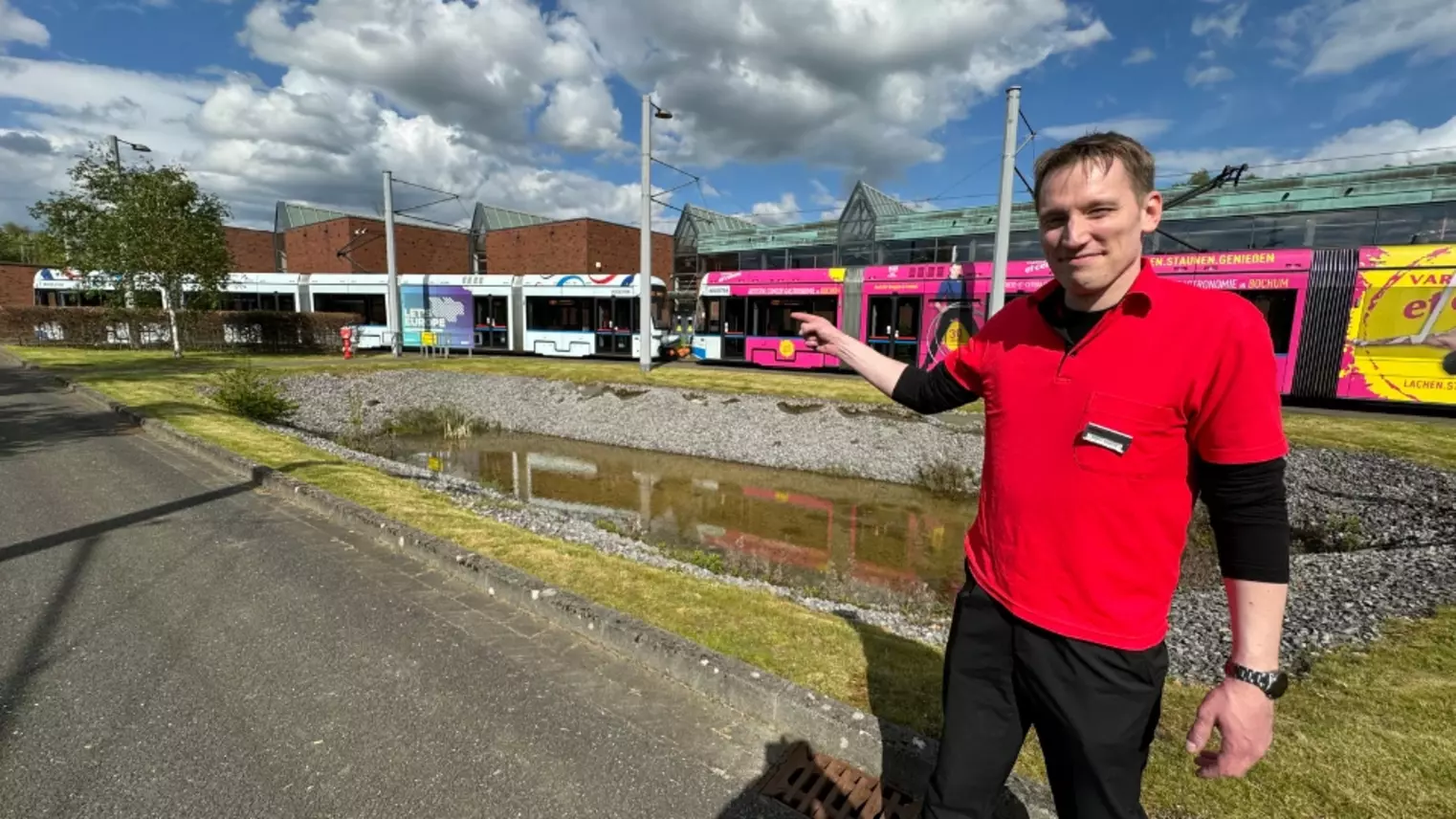 VRR-Kollege Robert Nieberg am Straßenbahndepot der Bogestra