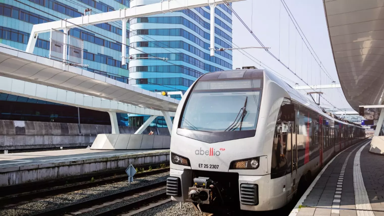 Der RE 19 steht am Arnhemer Hauptbahnhof 