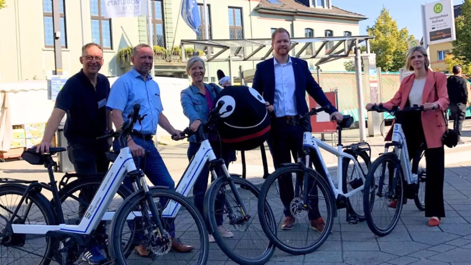 Verschiedene Menschen mit Fahrrädern