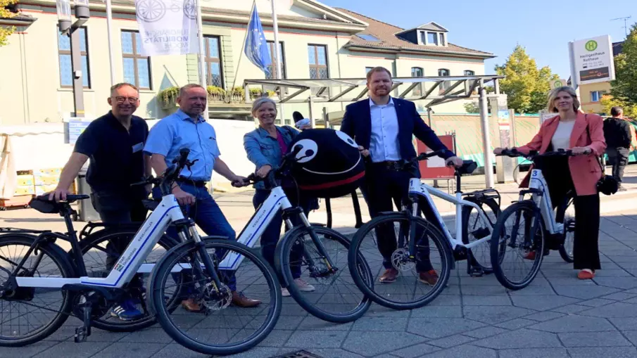 Verschiedene Menschen mit Fahrrädern