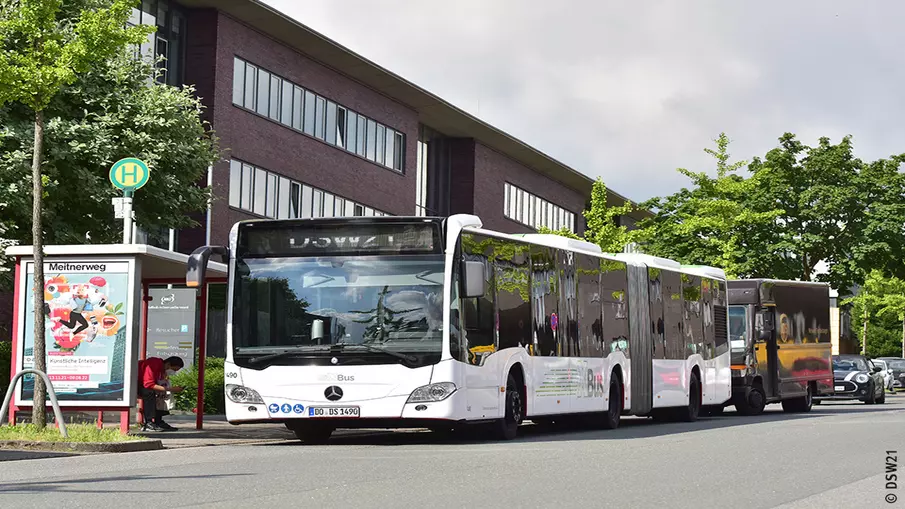 Ein XBus von DSW21 steht an einer Haltestelle