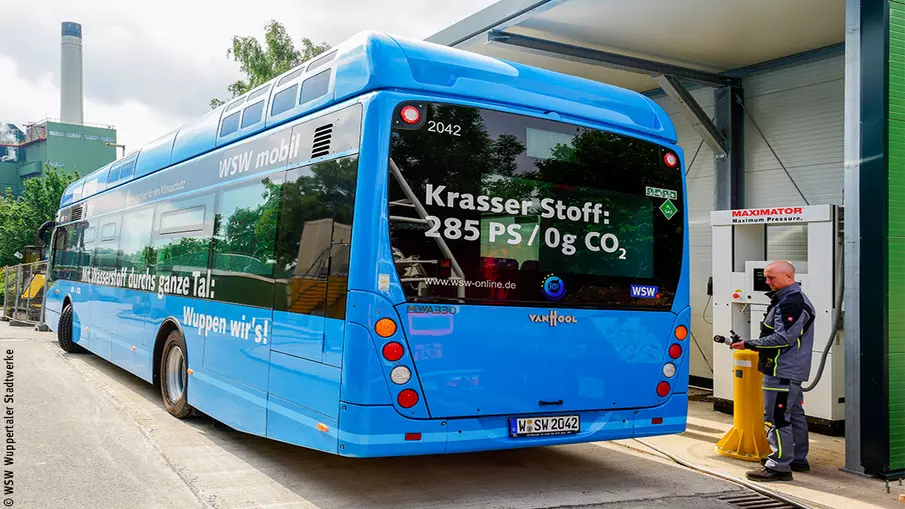 Ein Bus an einer Wasserstoff-Tankstelle