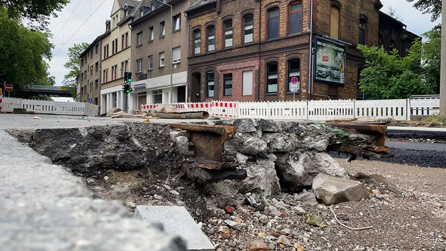 Neubau Haltestelle Brückelstraße: Alte Gleise ragen aus einer Straßendecke