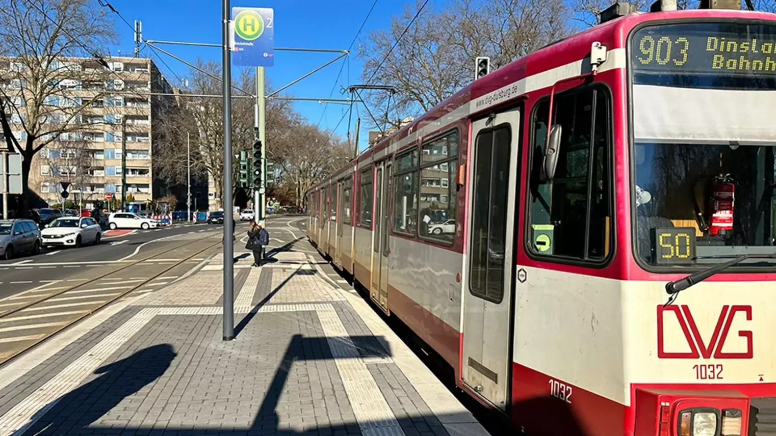 Neubau Haltestelle Brückelstraße: Eine Straßenbahn der Linien 903 erreicht die neue Haltestelle Brückelstraße