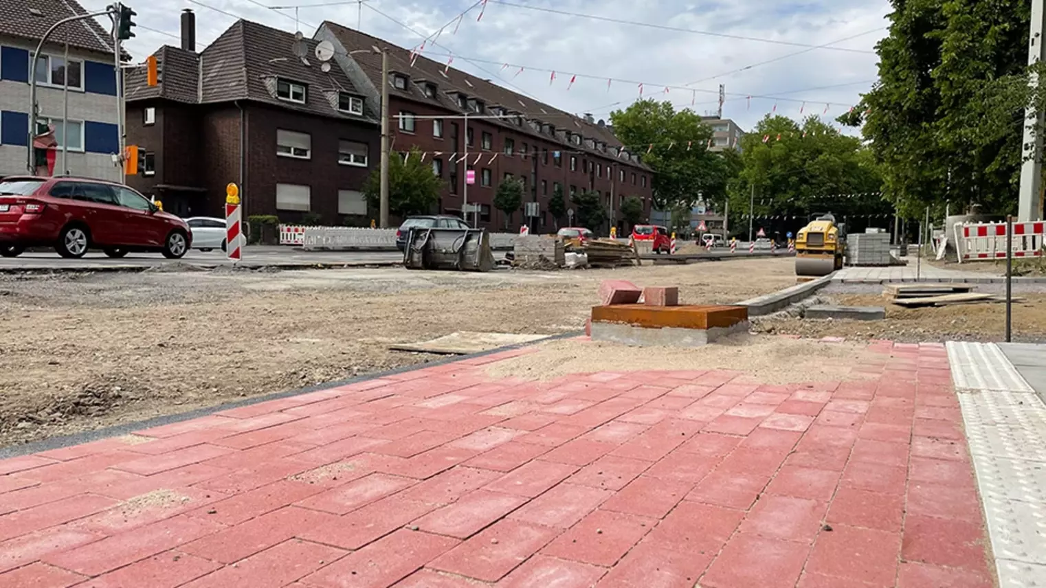 Neubau Haltestelle Brückelstraße: Erste Bauarbeiten, im Vordergrund sind rotes Pflaster und taktile Leitelemente zu sehen