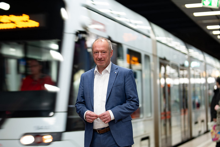 VRR-Vorstandssprecher Oliver Wittke an einer U-Bahn-Haltestelle