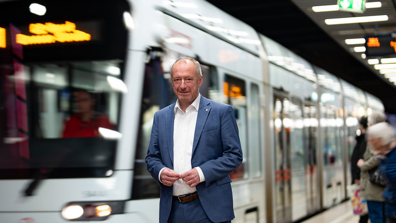 VRR-Vorstandssprecher Oliver Wittke an einer U-Bahn-Haltestelle