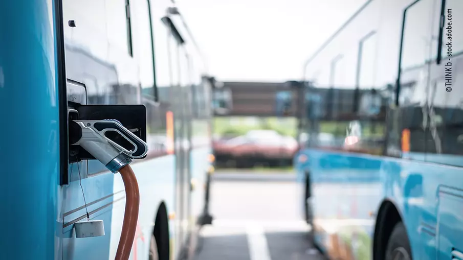 Ein batterie-elektrischer Bus wird aufgeladen