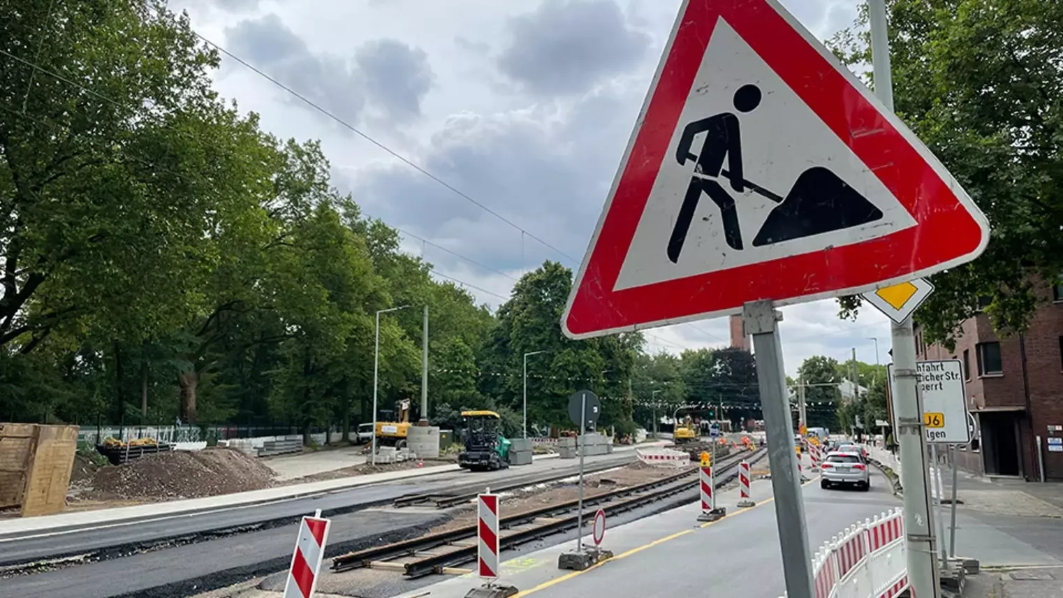 Neubau Haltestelle Brückelstraße: Blick auf die Baustelle, im Vordergrund ist ein Baustellenschild zu sehen