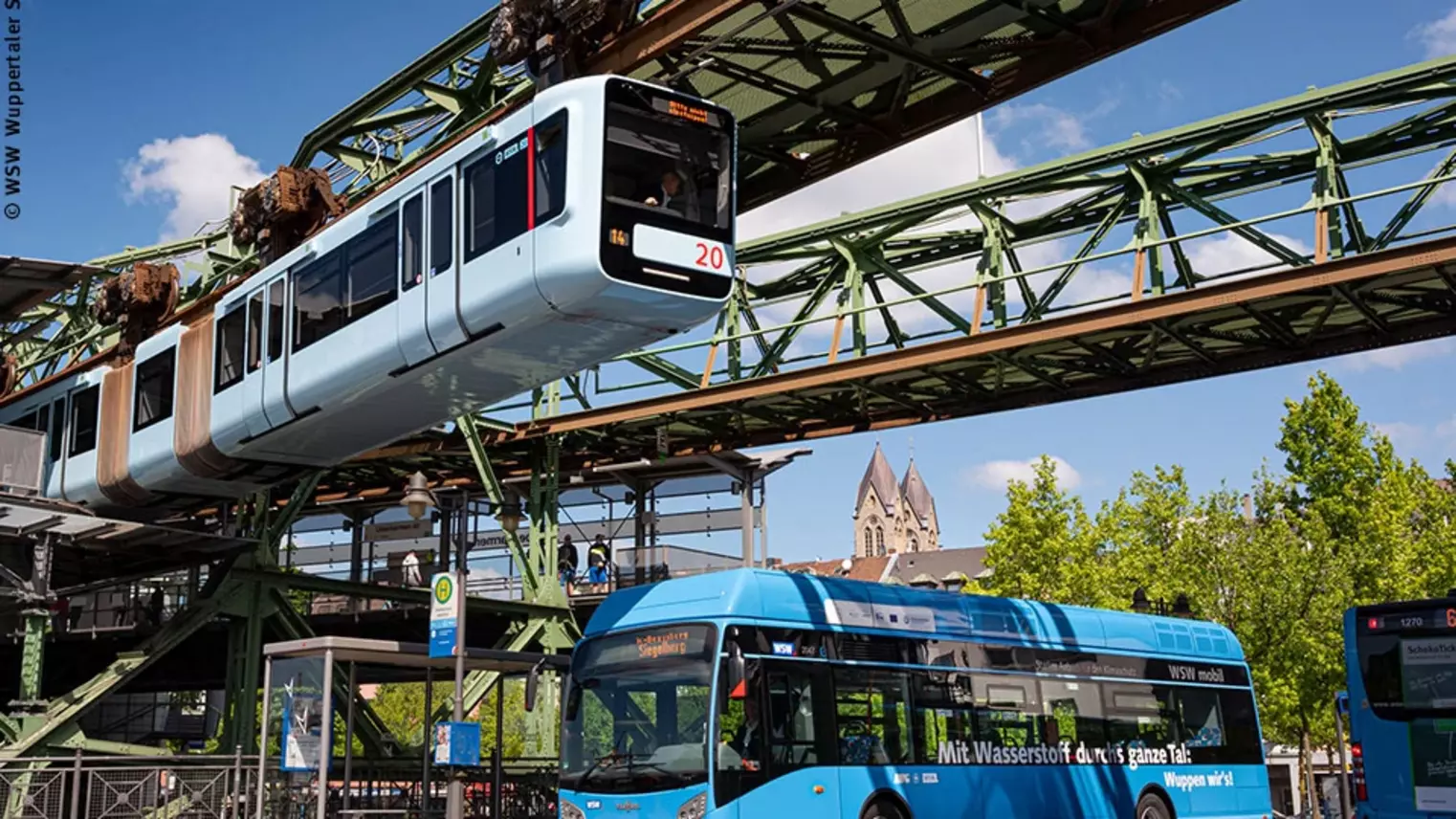 Ein Wasserstoffbus und die Wuppertaler Schwebebahn