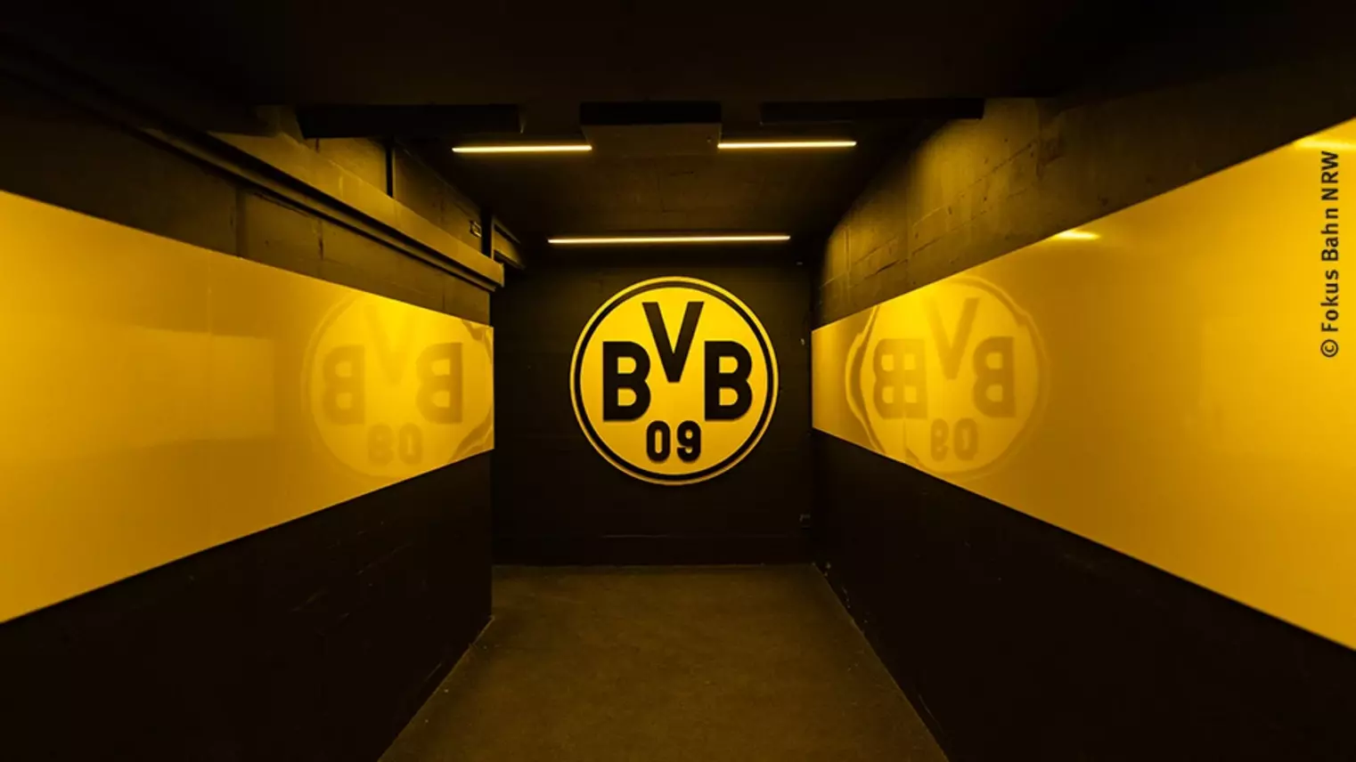 Blick in einen Gang, am Ende ist das Logo des BVB 09 zu sehen