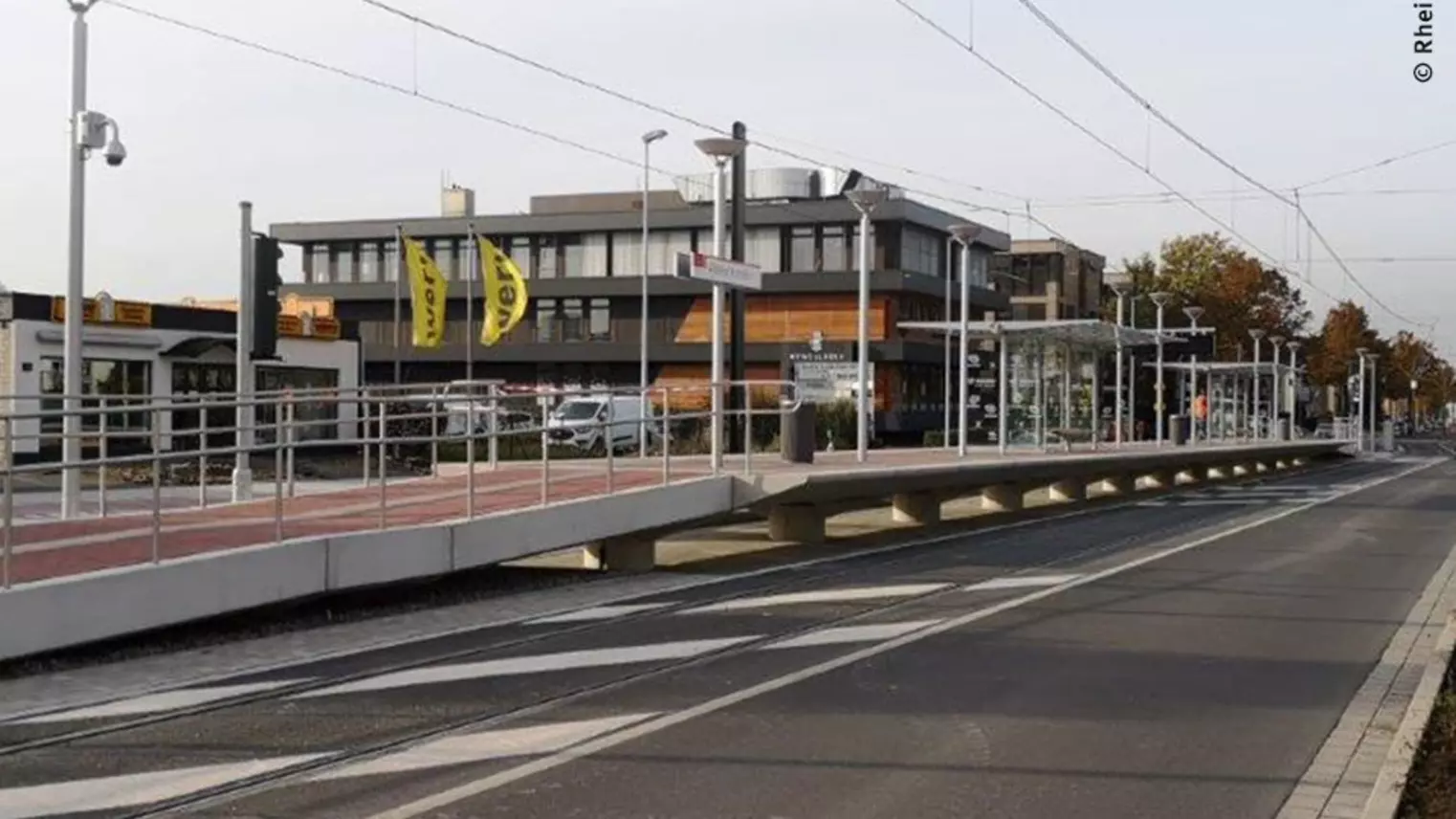 Blick auf die barrierefrei ausgebaute Haltestelle "Aldekerkstraße" in Düsseldorf