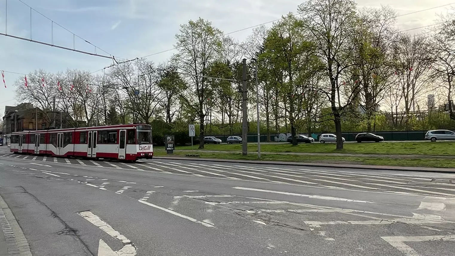 Neubau Haltestelle Brückelstraße: Blick auf den Straßenabschnitt vor Baubeginn, im Bild ist eine Straßenbahn der Linie 903 zu sehen