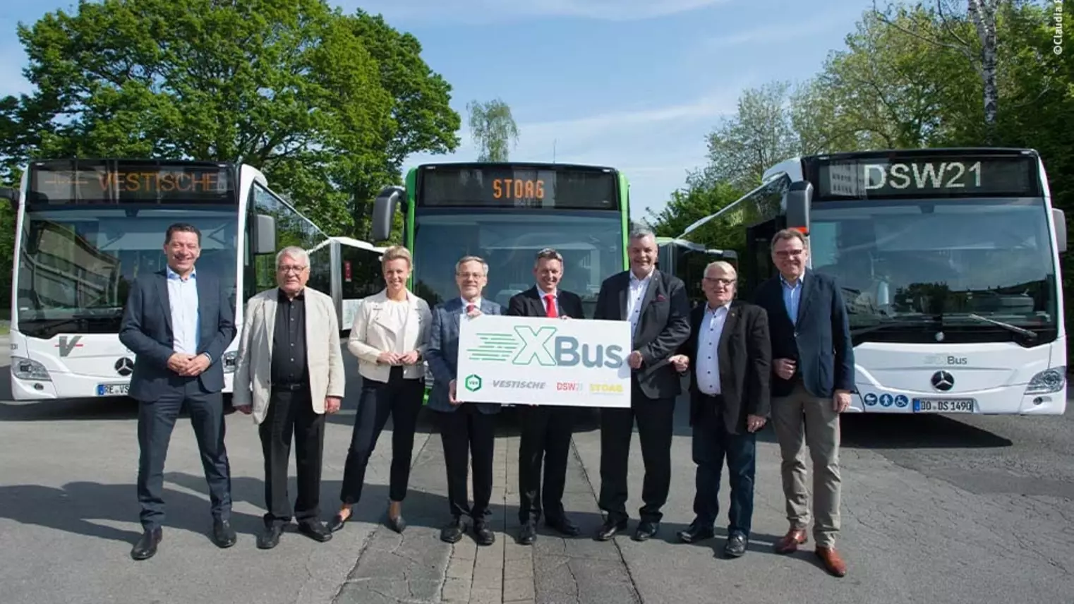 Die Organisatoren der XBus-Linien vor den ersten drei beklebten Bussen