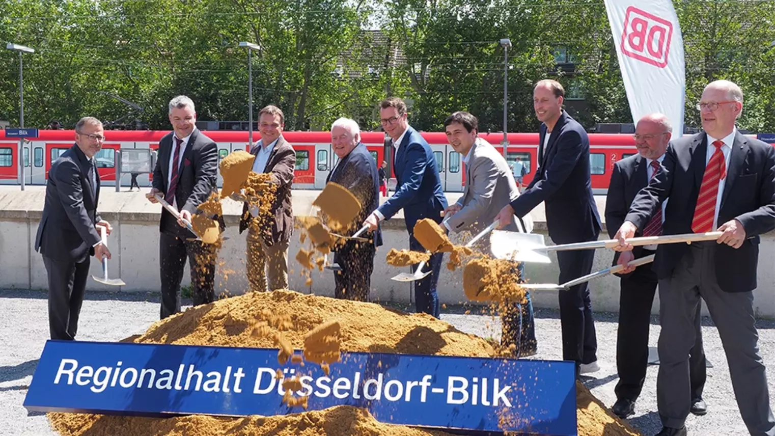 Vertreter der DB, des VRR und der Politik beim Spatenstich in Düsseldorf-Bilk