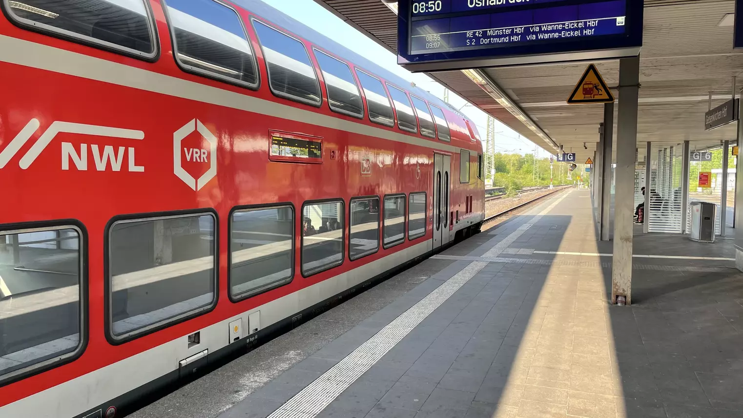 Ein roter Zug am Bahnsteig 