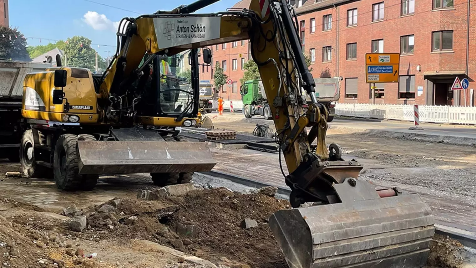 Neubau Haltestelle Brückelstraße: Eine Baumaschine nimmt Erdreich auf