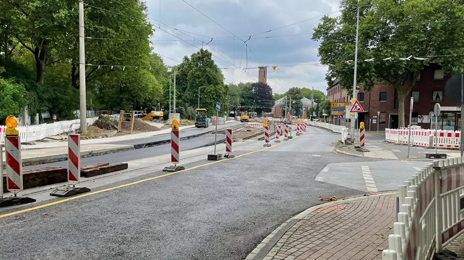 Neubau Haltestelle Brückelstraße: Blick auf den Baustellenabschnitt, an dem die neue Haltestelle sein wird, einige Bereiche der Straße sind neu asphaltiert