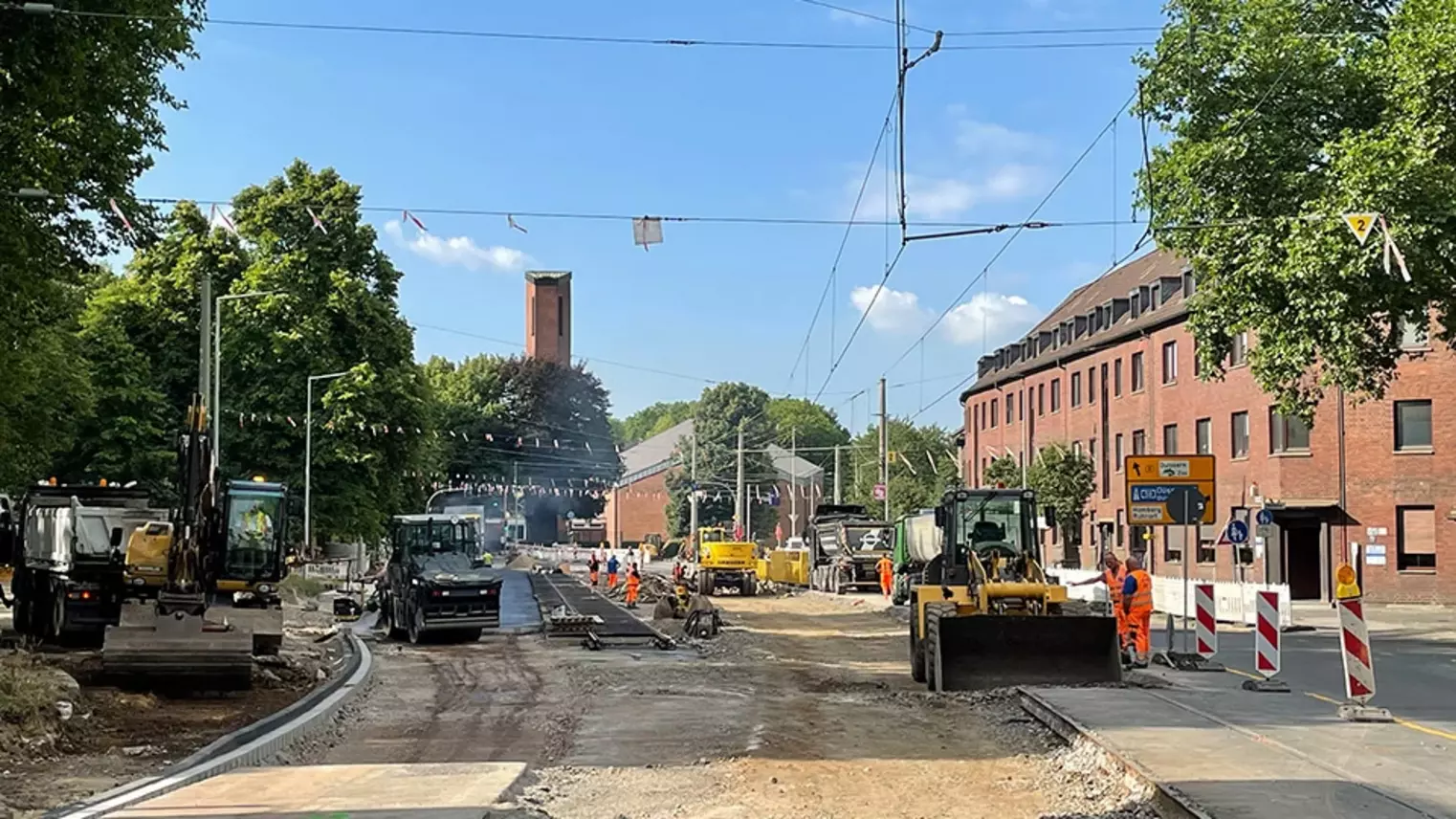 Neubau Haltestelle Brückelstraße: Erdarbeiten mit diversen Baumaschinen