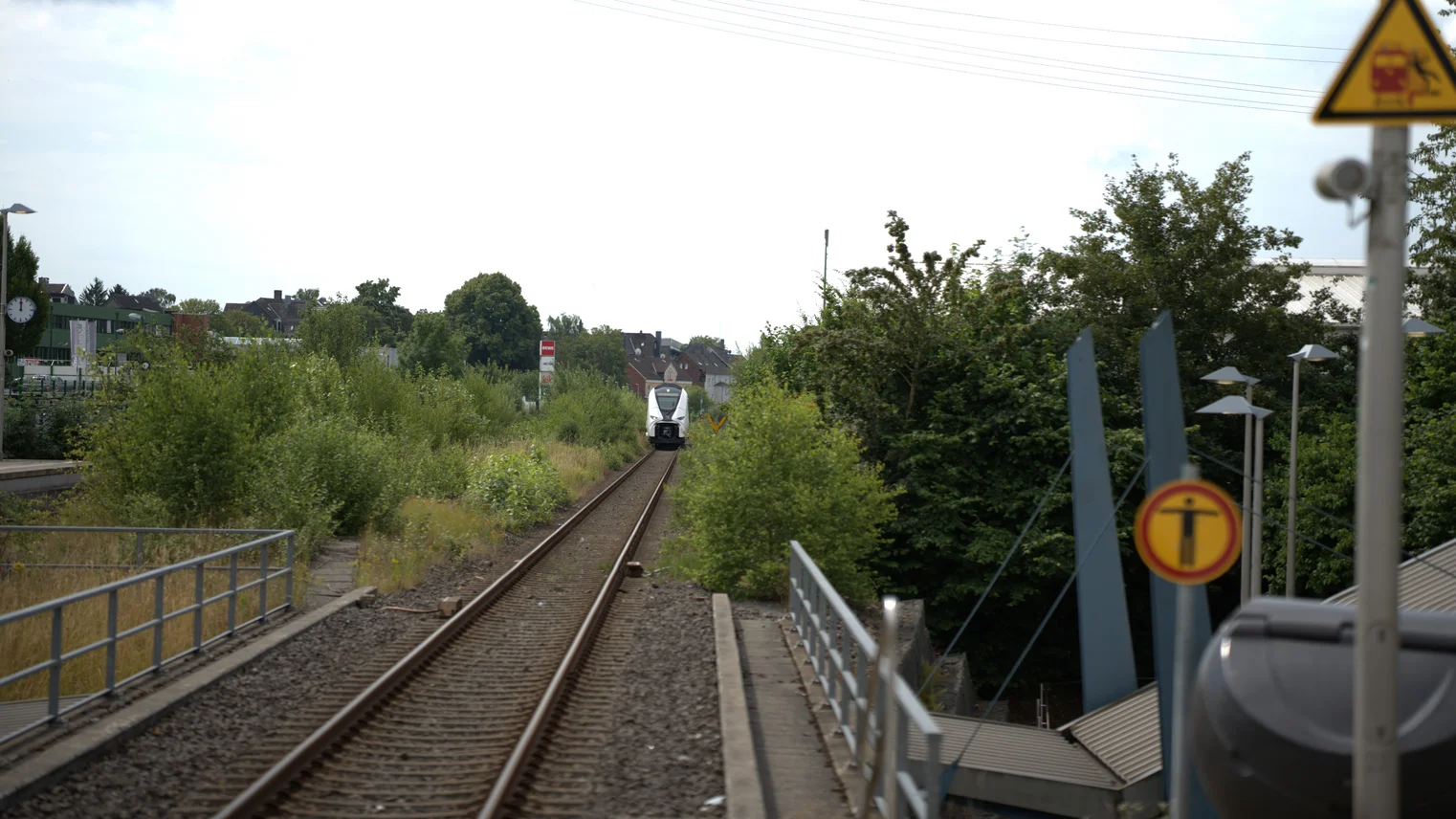 © Regiobahn Ein Zug in der Anfahrt am Bahnsteig